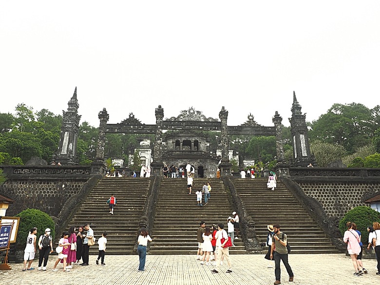 順化皇城(Kinh thành Huế)、啟定皇陵(Lăng Khải Định)、靈姥寺(天姥寺) (Chùa Thiên Mụ)、線香民俗文化村(Incense Village)、皇帝宮廷宴,附掛峴港 AU LAC BEACH海鮮餐廳 — 2025年越南峴港、會安、美山、順化、巴拿山太陽世界六日歷史文化及遊樂園之旅 第五回