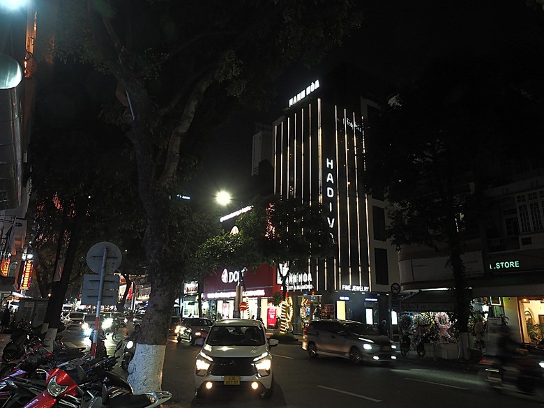 峴港市區 峴港大教堂、峴港博物館、漢市場、SOAN HA換匯、BANH MI越南法國麵包(午餐)、Banh Xeo Ba Tuyet (晚餐) 、SPA和按摩、My Xuan Cruise 遊輪夜遊峴港瀚江、龍橋噴火與山茶夜市、GO! Đà Nẵng量販店 — 2025年越南峴港、會安、美山、順化、巴拿山太陽世界六日歷史文化及遊樂園之旅 第七回