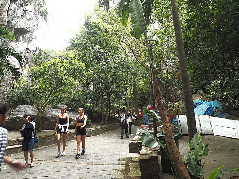 峴港市郊 五行山(The Marble Mountains; Ngũ Hành Sơn)、山茶半島靈應寺(Chùa Linh Ứng)、Sơn Trà Marina 咖啡館 — 2025年越南峴港、會安、美山、順化、巴拿山太陽世界六日歷史文化及遊樂園之旅 第六回