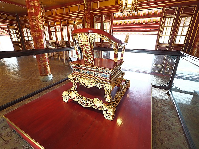 順化皇城(Kinh thành Huế)、啟定皇陵(Lăng Khải Định)、靈姥寺(天姥寺) (Chùa Thiên Mụ)、線香民俗文化村(Incense Village)、皇帝宮廷宴，附掛峴港 AU LAC BEACH海鮮餐廳 — 2025年越南峴港、會安、美山、順化、巴拿山太陽世界六日歷史文化及遊樂園之旅 第五回