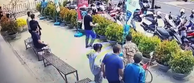 (台中)不禮讓違規行人，送醫院。(路邊眾人都起立....有神蹟。.)