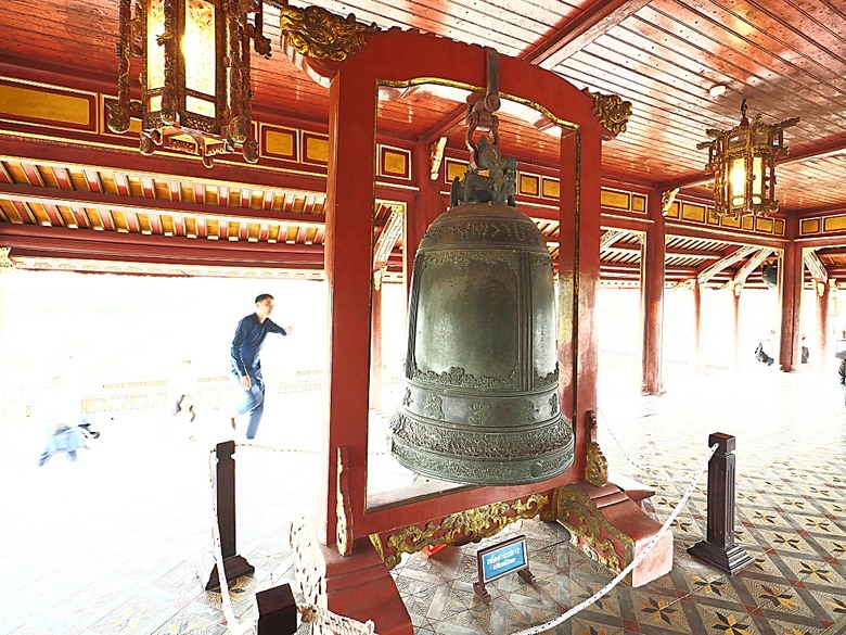 順化皇城(Kinh thành Huế)、啟定皇陵(Lăng Khải Định)、靈姥寺(天姥寺) (Chùa Thiên Mụ)、線香民俗文化村(Incense Village)、皇帝宮廷宴,附掛峴港 AU LAC BEACH海鮮餐廳 — 2025年越南峴港、會安、美山、順化、巴拿山太陽世界六日歷史文化及遊樂園之旅 第五回