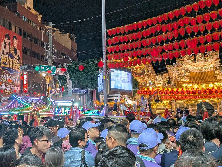 點我看大圖 2025 繞境大白 大甲媽繞境 一起追女神 熱血熬夜12小時