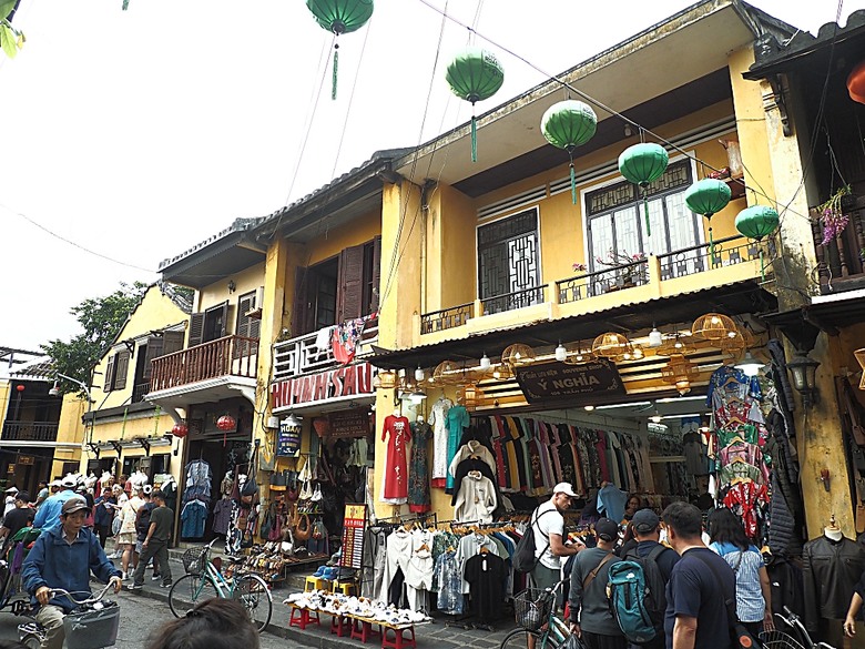 會安古鎮 (來遠橋、Faifo Coffee、華人會館群)、會安夜市、在地美食HOME Hoi An 餐廳、秋盆河乘船放水燈 — 2025年越南峴港、會安、美山、順化、巴拿山 — 聯合國世界文化遺產及遊樂園之六日悠遊 第一回