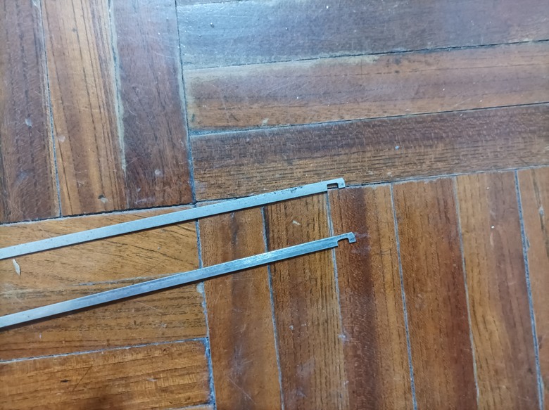 請問這兩條鐵條的用途是？（從窗戶縫掉落）