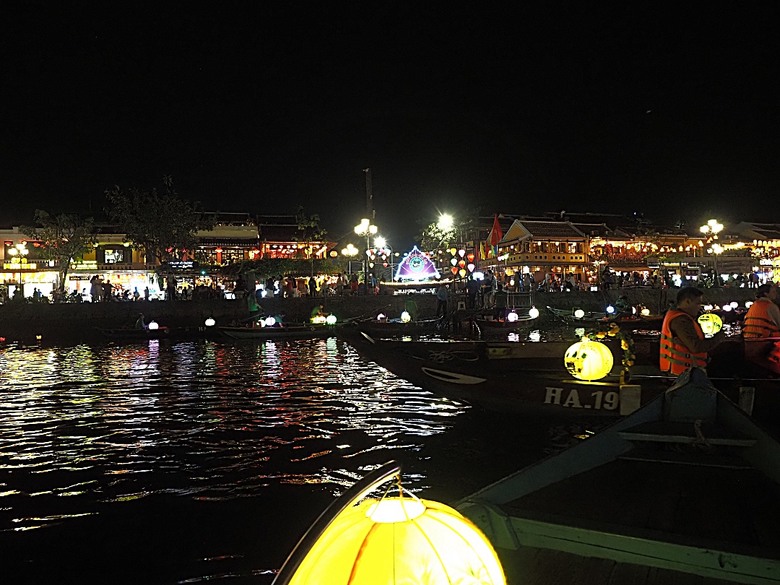 會安古鎮 (來遠橋、Faifo Coffee、華人會館群)、會安夜市、在地美食HOME Hoi An 餐廳、秋盆河乘船放水燈 — 2025年越南峴港、會安、美山、順化、巴拿山 — 聯合國世界文化遺產及遊樂園之六日悠遊 第一回
