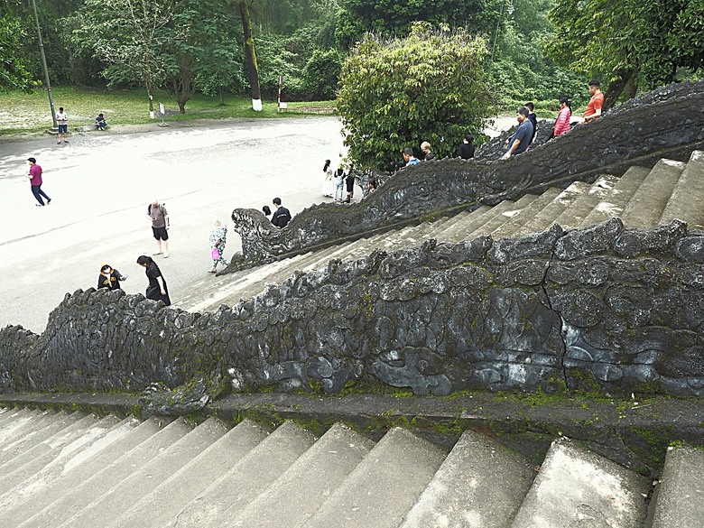 順化皇城(Kinh thành Huế)、啟定皇陵(Lăng Khải Định)、靈姥寺(天姥寺) (Chùa Thiên Mụ)、線香民俗文化村(Incense Village)、皇帝宮廷宴,附掛峴港 AU LAC BEACH海鮮餐廳 — 2025年越南峴港、會安、美山、順化、巴拿山太陽世界六日歷史文化及遊樂園之旅 第五回