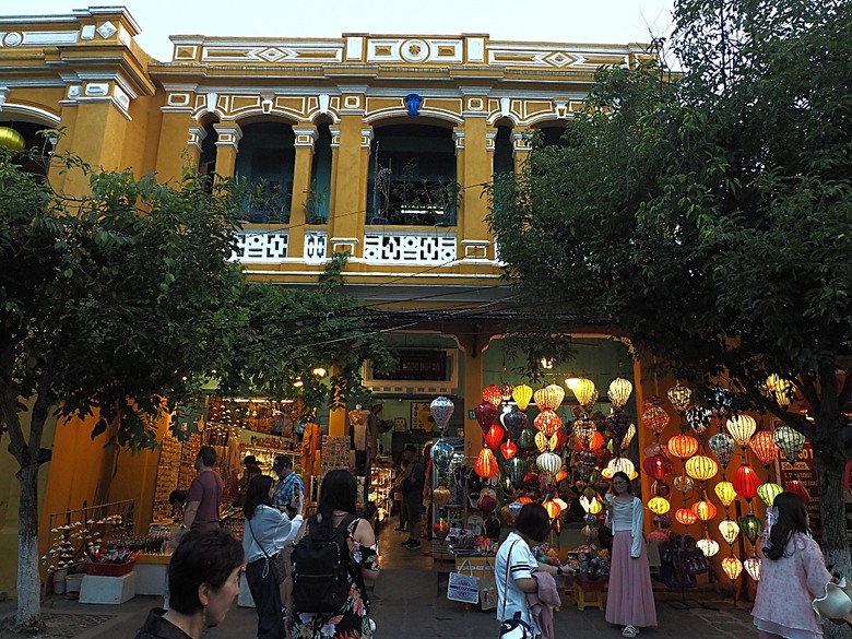 會安古鎮 (來遠橋、Faifo Coffee、華人會館群)、會安夜市、在地美食HOME Hoi An 餐廳、秋盆河乘船放水燈 — 2025年越南峴港、會安、美山、順化、巴拿山 — 聯合國世界文化遺產及遊樂園之六日悠遊 第一回