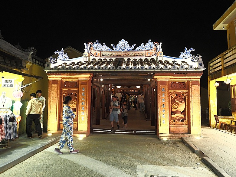 會安古鎮 (來遠橋、Faifo Coffee、華人會館群)、會安夜市、在地美食HOME Hoi An 餐廳、秋盆河乘船放水燈 — 2025年越南峴港、會安、美山、順化、巴拿山 — 聯合國世界文化遺產及遊樂園之六日悠遊 第一回