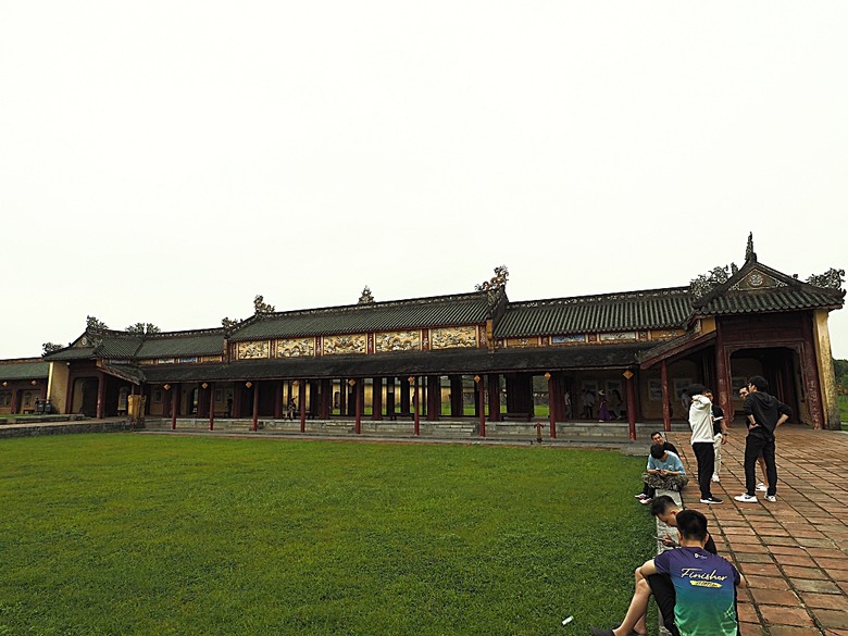順化皇城(Kinh thành Huế)、啟定皇陵(Lăng Khải Định)、靈姥寺(天姥寺) (Chùa Thiên Mụ)、線香民俗文化村(Incense Village)、皇帝宮廷宴，附掛峴港 AU LAC BEACH海鮮餐廳 — 2025年越南峴港、會安、美山、順化、巴拿山太陽世界六日歷史文化及遊樂園之旅 第五回