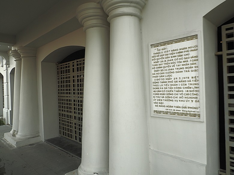 峴港市區 峴港大教堂、峴港博物館、漢市場、SOAN HA換匯、BANH MI越南法國麵包(午餐)、Banh Xeo Ba Tuyet (晚餐) 、SPA和按摩、My Xuan Cruise 遊輪夜遊峴港瀚江、龍橋噴火與山茶夜市、GO! Đà Nẵng量販店 — 2025年越南峴港、會安、美山、順化、巴拿山太陽世界六日歷史文化及遊樂園之旅 第七回