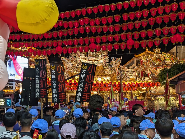 點我看大圖 2025 繞境大白 大甲媽繞境 一起追女神 熱血熬夜12小時