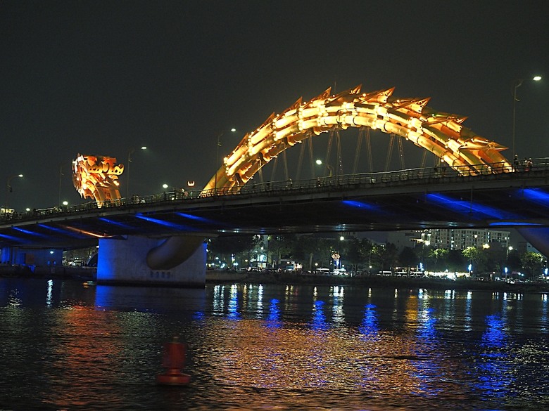 峴港市區 峴港大教堂、峴港博物館、漢市場、SOAN HA換匯、BANH MI越南法國麵包(午餐)、Banh Xeo Ba Tuyet (晚餐) 、SPA和按摩、My Xuan Cruise 遊輪夜遊峴港瀚江、龍橋噴火與山茶夜市、GO! Đà Nẵng量販店 — 2025年越南峴港、會安、美山、順化、巴拿山太陽世界六日歷史文化及遊樂園之旅 第七回