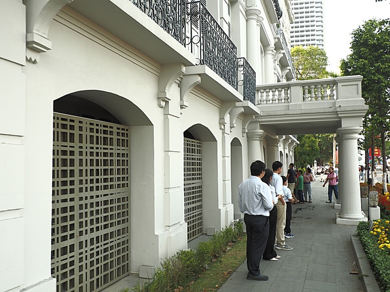 峴港市區 峴港大教堂、峴港博物館、漢市場、SOAN HA換匯、BANH MI越南法國麵包(午餐)、Banh Xeo Ba Tuyet (晚餐) 、SPA和按摩、My Xuan Cruise 遊輪夜遊峴港瀚江、龍橋噴火與山茶夜市、GO! Đà Nẵng量販店 — 2025年越南峴港、會安、美山、順化、巴拿山太陽世界六日歷史文化及遊樂園之旅 第七回
