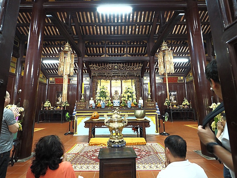 順化皇城(Kinh thành Huế)、啟定皇陵(Lăng Khải Định)、靈姥寺(天姥寺) (Chùa Thiên Mụ)、線香民俗文化村(Incense Village)、皇帝宮廷宴，附掛峴港 AU LAC BEACH海鮮餐廳 — 2025年越南峴港、會安、美山、順化、巴拿山太陽世界六日歷史文化及遊樂園之旅 第五回