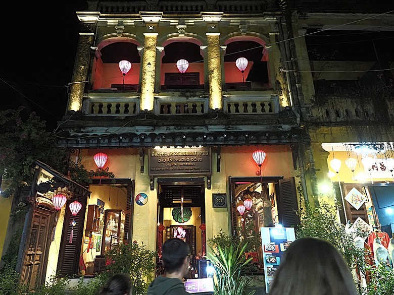 會安古鎮 (來遠橋、Faifo Coffee、華人會館群)、會安夜市、在地美食HOME Hoi An 餐廳、秋盆河乘船放水燈 — 2025年越南峴港、會安、美山、順化、巴拿山 — 聯合國世界文化遺產及遊樂園之六日悠遊 第一回