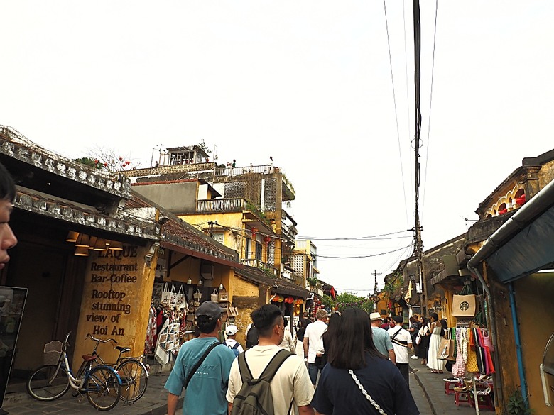 會安古鎮 (來遠橋、Faifo Coffee、華人會館群)、會安夜市、在地美食HOME Hoi An 餐廳、秋盆河乘船放水燈 — 2025年越南峴港、會安、美山、順化、巴拿山 — 聯合國世界文化遺產及遊樂園之六日悠遊 第一回