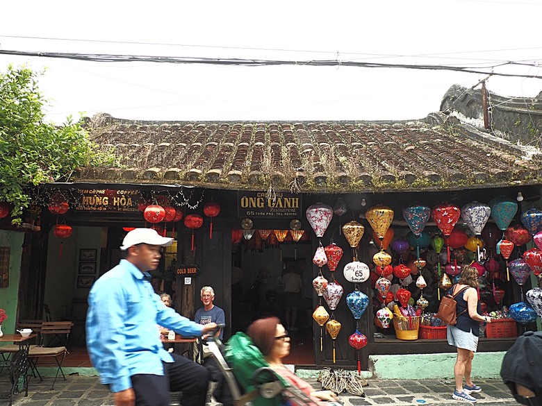 會安古鎮 (來遠橋、Faifo Coffee、華人會館群)、會安夜市、在地美食HOME Hoi An 餐廳、秋盆河乘船放水燈 — 2025年越南峴港、會安、美山、順化、巴拿山 — 聯合國世界文化遺產及遊樂園之六日悠遊 第一回