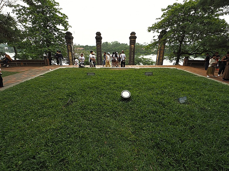 順化皇城(Kinh thành Huế)、啟定皇陵(Lăng Khải Định)、靈姥寺(天姥寺) (Chùa Thiên Mụ)、線香民俗文化村(Incense Village)、皇帝宮廷宴,附掛峴港 AU LAC BEACH海鮮餐廳 — 2025年越南峴港、會安、美山、順化、巴拿山太陽世界六日歷史文化及遊樂園之旅 第五回