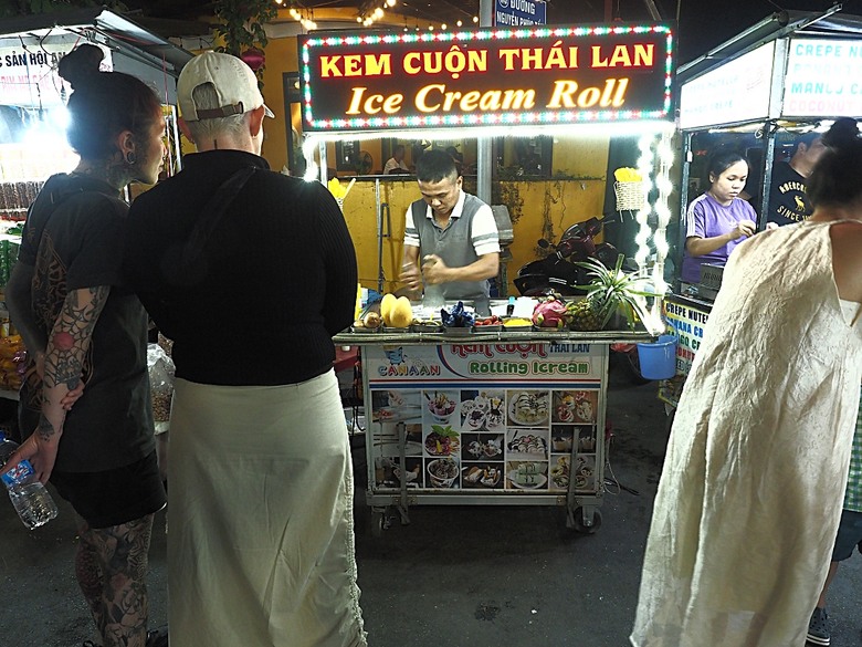 會安古鎮 (來遠橋、Faifo Coffee、華人會館群)、會安夜市、在地美食HOME Hoi An 餐廳、秋盆河乘船放水燈 — 2025年越南峴港、會安、美山、順化、巴拿山 — 聯合國世界文化遺產及遊樂園之六日悠遊 第一回