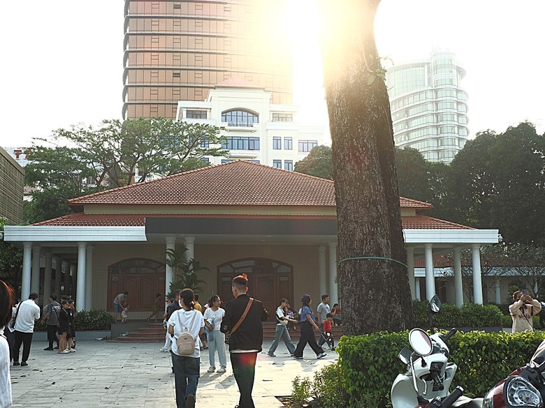 峴港市區 峴港大教堂、峴港博物館、漢市場、SOAN HA換匯、BANH MI越南法國麵包(午餐)、Banh Xeo Ba Tuyet (晚餐) 、SPA和按摩、My Xuan Cruise 遊輪夜遊峴港瀚江、龍橋噴火與山茶夜市、GO! Đà Nẵng量販店 — 2025年越南峴港、會安、美山、順化、巴拿山太陽世界六日歷史文化及遊樂園之旅 第七回