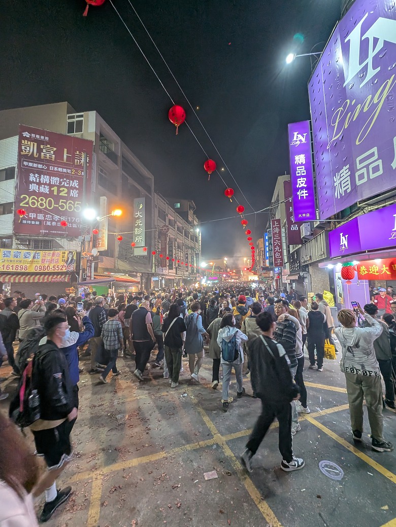 點我看大圖 2025 繞境大白 大甲媽繞境 一起追女神 熱血熬夜12小時