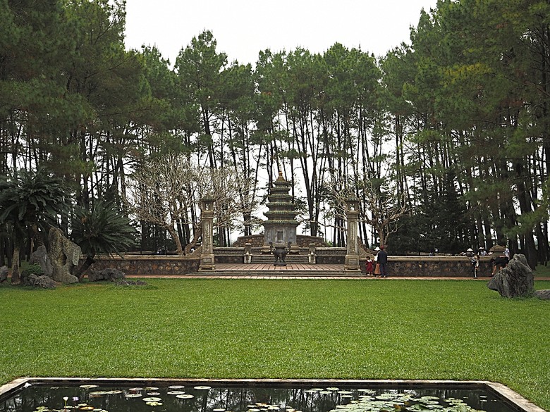 順化皇城(Kinh thành Huế)、啟定皇陵(Lăng Khải Định)、靈姥寺(天姥寺) (Chùa Thiên Mụ)、線香民俗文化村(Incense Village)、皇帝宮廷宴,附掛峴港 AU LAC BEACH海鮮餐廳 — 2025年越南峴港、會安、美山、順化、巴拿山太陽世界六日歷史文化及遊樂園之旅 第五回