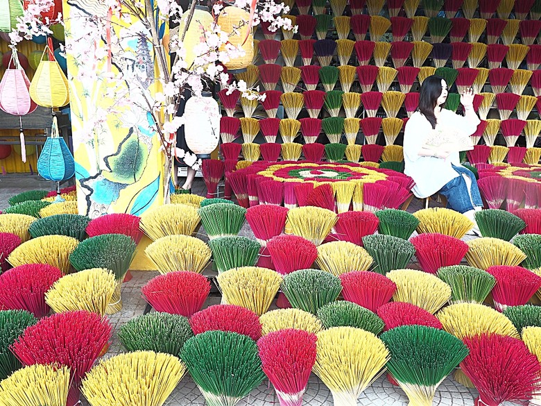 順化皇城(Kinh thành Huế)、啟定皇陵(Lăng Khải Định)、靈姥寺(天姥寺) (Chùa Thiên Mụ)、線香民俗文化村(Incense Village)、皇帝宮廷宴,附掛峴港 AU LAC BEACH海鮮餐廳 — 2025年越南峴港、會安、美山、順化、巴拿山太陽世界六日歷史文化及遊樂園之旅 第五回