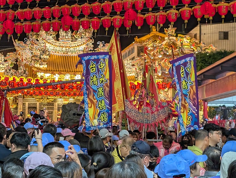點我看大圖 2025 繞境大白 大甲媽繞境 一起追女神 熱血熬夜12小時