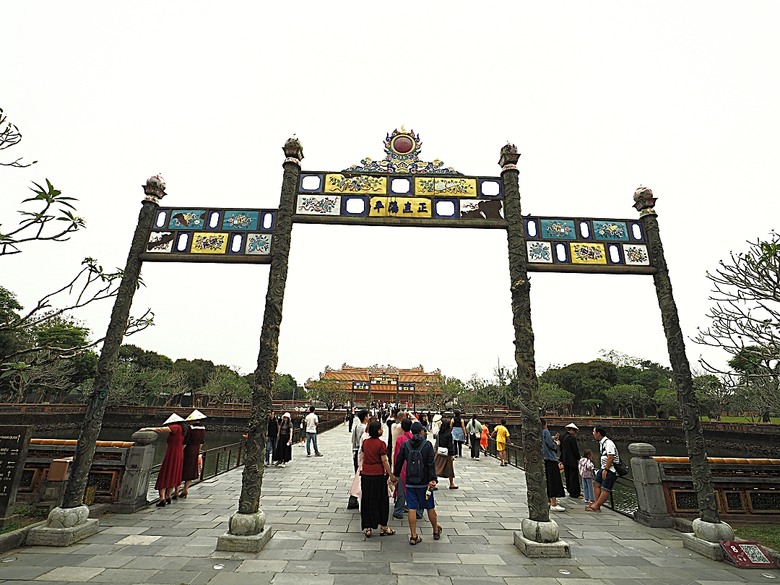 順化皇城(Kinh thành Huế)、啟定皇陵(Lăng Khải Định)、靈姥寺(天姥寺) (Chùa Thiên Mụ)、線香民俗文化村(Incense Village)、皇帝宮廷宴,附掛峴港 AU LAC BEACH海鮮餐廳 — 2025年越南峴港、會安、美山、順化、巴拿山太陽世界六日歷史文化及遊樂園之旅 第五回