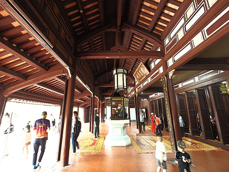 順化皇城(Kinh thành Huế)、啟定皇陵(Lăng Khải Định)、靈姥寺(天姥寺) (Chùa Thiên Mụ)、線香民俗文化村(Incense Village)、皇帝宮廷宴，附掛峴港 AU LAC BEACH海鮮餐廳 — 2025年越南峴港、會安、美山、順化、巴拿山太陽世界六日歷史文化及遊樂園之旅 第五回
