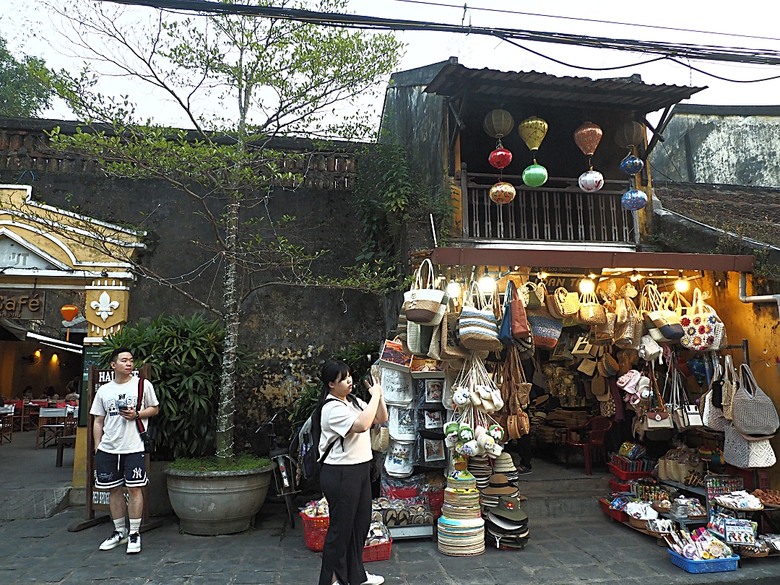 會安古鎮 (來遠橋、Faifo Coffee、華人會館群)、會安夜市、在地美食HOME Hoi An 餐廳、秋盆河乘船放水燈 — 2025年越南峴港、會安、美山、順化、巴拿山 — 聯合國世界文化遺產及遊樂園之六日悠遊 第一回