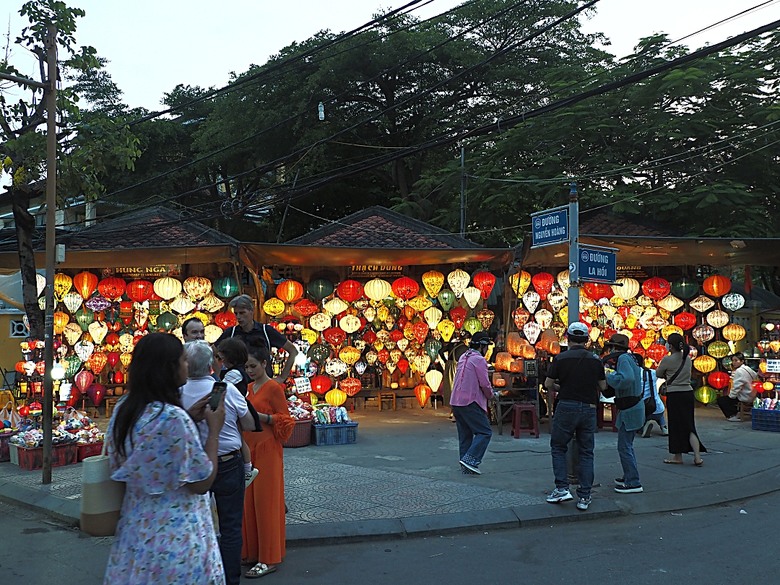 會安古鎮 (來遠橋、Faifo Coffee、華人會館群)、會安夜市、在地美食HOME Hoi An 餐廳、秋盆河乘船放水燈 — 2025年越南峴港、會安、美山、順化、巴拿山 — 聯合國世界文化遺產及遊樂園之六日悠遊 第一回