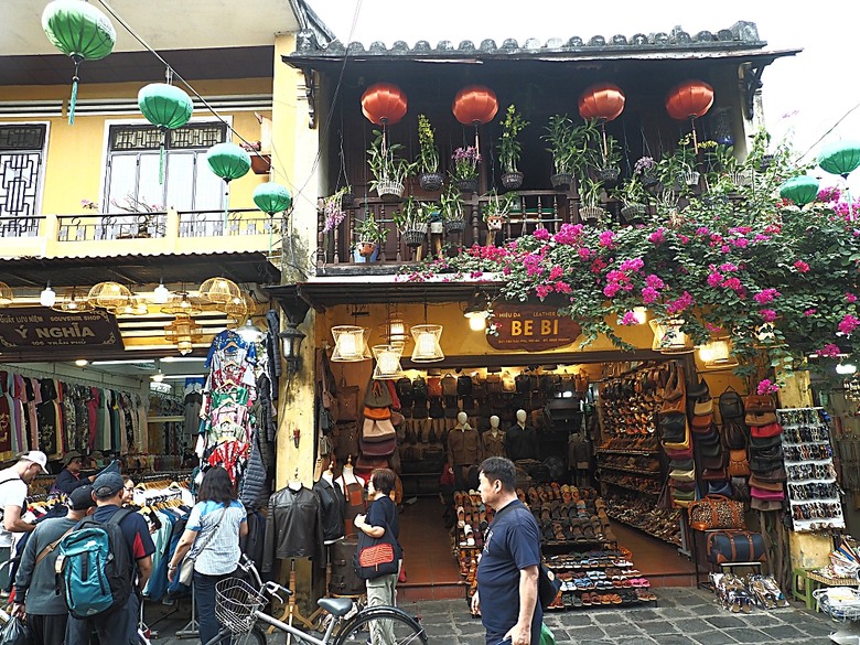 會安古鎮 (來遠橋、Faifo Coffee、華人會館群)、會安夜市、在地美食HOME Hoi An 餐廳、秋盆河乘船放水燈 — 2025年越南峴港、會安、美山、順化、巴拿山 — 聯合國世界文化遺產及遊樂園之六日悠遊 第一回