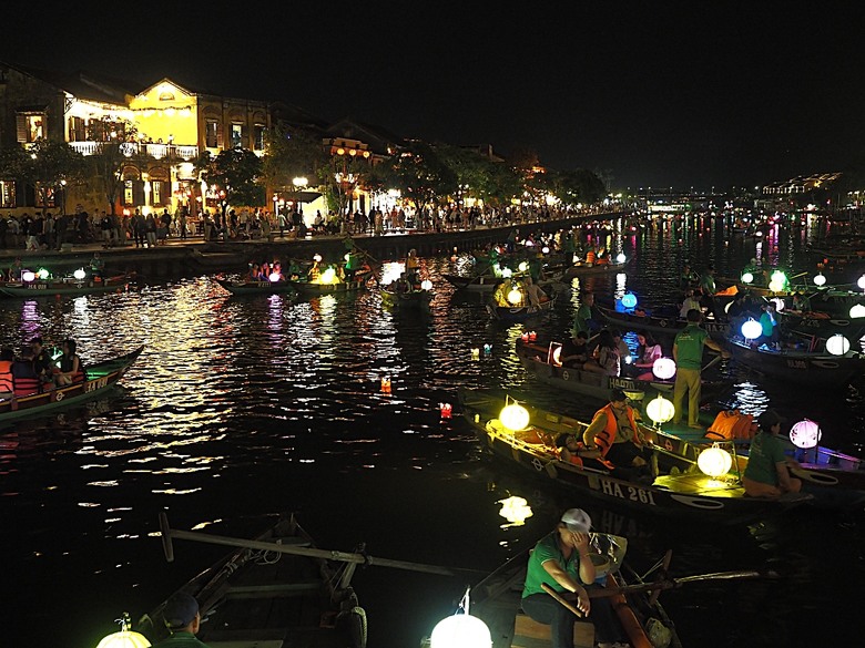 會安古鎮 (來遠橋、Faifo Coffee、華人會館群)、會安夜市、在地美食HOME Hoi An 餐廳、秋盆河乘船放水燈 — 2025年越南峴港、會安、美山、順化、巴拿山 — 聯合國世界文化遺產及遊樂園之六日悠遊 第一回