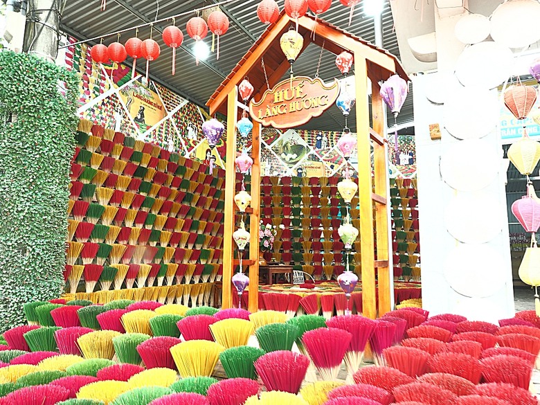順化皇城(Kinh thành Huế)、啟定皇陵(Lăng Khải Định)、靈姥寺(天姥寺) (Chùa Thiên Mụ)、線香民俗文化村(Incense Village)、皇帝宮廷宴,附掛峴港 AU LAC BEACH海鮮餐廳 — 2025年越南峴港、會安、美山、順化、巴拿山太陽世界六日歷史文化及遊樂園之旅 第五回