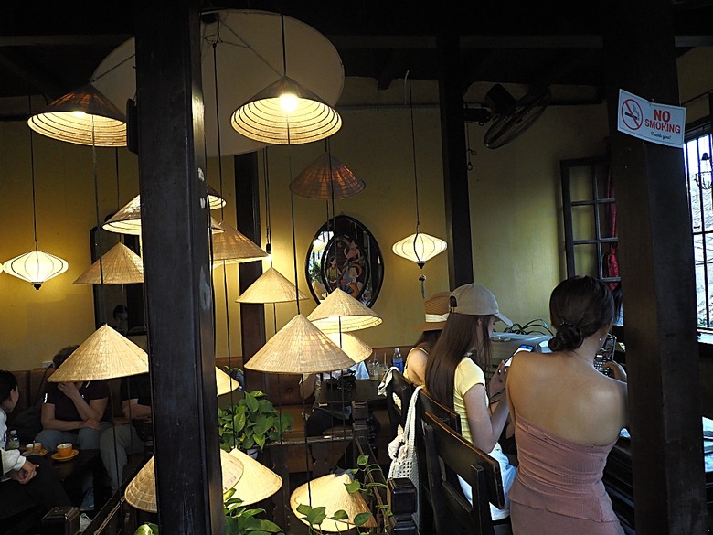 會安古鎮 (來遠橋、Faifo Coffee、華人會館群)、會安夜市、在地美食HOME Hoi An 餐廳、秋盆河乘船放水燈 — 2025年越南峴港、會安、美山、順化、巴拿山 — 聯合國世界文化遺產及遊樂園之六日悠遊 第一回