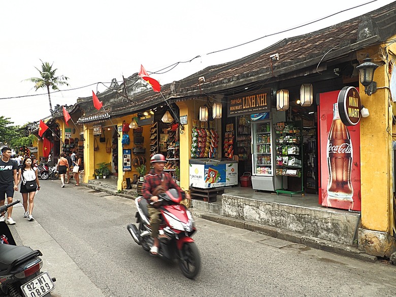 會安古鎮 (來遠橋、Faifo Coffee、華人會館群)、會安夜市、在地美食HOME Hoi An 餐廳、秋盆河乘船放水燈 — 2025年越南峴港、會安、美山、順化、巴拿山 — 聯合國世界文化遺產及遊樂園之六日悠遊 第一回