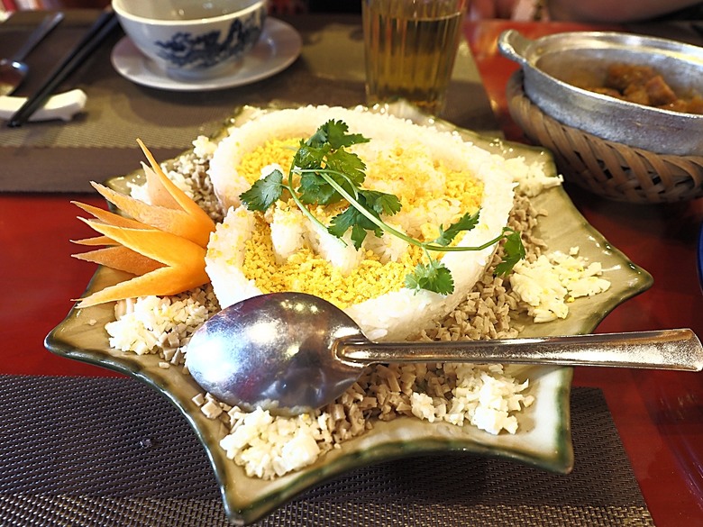 順化皇城(Kinh thành Huế)、啟定皇陵(Lăng Khải Định)、靈姥寺(天姥寺) (Chùa Thiên Mụ)、線香民俗文化村(Incense Village)、皇帝宮廷宴,附掛峴港 AU LAC BEACH海鮮餐廳 — 2025年越南峴港、會安、美山、順化、巴拿山太陽世界六日歷史文化及遊樂園之旅 第五回