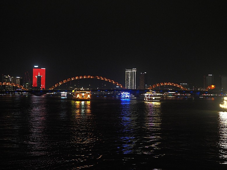 峴港市區 峴港大教堂、峴港博物館、漢市場、SOAN HA換匯、BANH MI越南法國麵包(午餐)、Banh Xeo Ba Tuyet (晚餐) 、SPA和按摩、My Xuan Cruise 遊輪夜遊峴港瀚江、龍橋噴火與山茶夜市、GO! Đà Nẵng量販店 — 2025年越南峴港、會安、美山、順化、巴拿山太陽世界六日歷史文化及遊樂園之旅 第七回