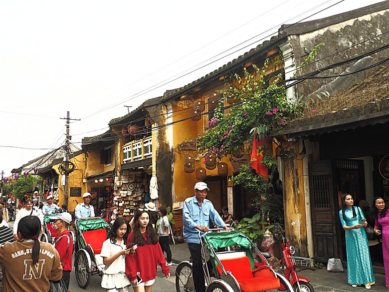 會安古鎮 (來遠橋、Faifo Coffee、華人會館群)、會安夜市、在地美食HOME Hoi An 餐廳、秋盆河乘船放水燈 — 2025年越南峴港、會安、美山、順化、巴拿山 — 聯合國世界文化遺產及遊樂園之六日悠遊 第一回