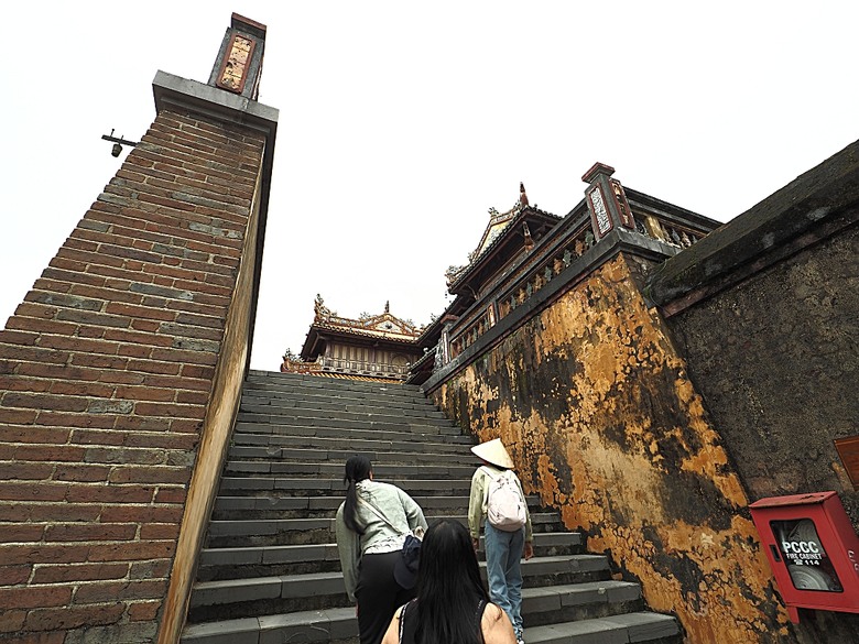 順化皇城(Kinh thành Huế)、啟定皇陵(Lăng Khải Định)、靈姥寺(天姥寺) (Chùa Thiên Mụ)、線香民俗文化村(Incense Village)、皇帝宮廷宴,附掛峴港 AU LAC BEACH海鮮餐廳 — 2025年越南峴港、會安、美山、順化、巴拿山太陽世界六日歷史文化及遊樂園之旅 第五回