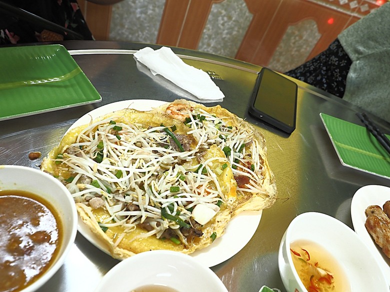 峴港市區 峴港大教堂、峴港博物館、漢市場、SOAN HA換匯、BANH MI越南法國麵包(午餐)、Banh Xeo Ba Tuyet (晚餐) 、SPA和按摩、My Xuan Cruise 遊輪夜遊峴港瀚江、龍橋噴火與山茶夜市、GO! Đà Nẵng量販店 — 2025年越南峴港、會安、美山、順化、巴拿山太陽世界六日歷史文化及遊樂園之旅 第七回