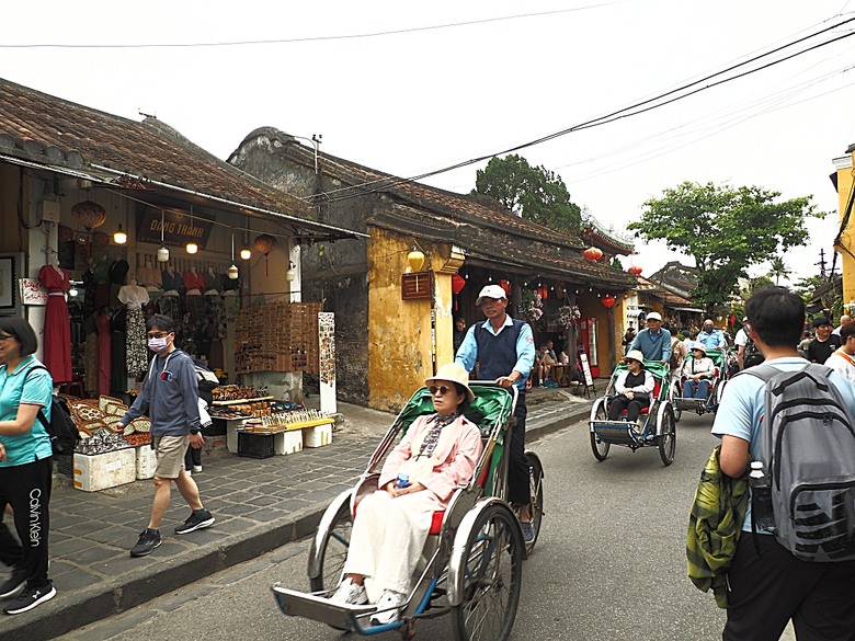會安古鎮 (來遠橋、Faifo Coffee、華人會館群)、會安夜市、在地美食HOME Hoi An 餐廳、秋盆河乘船放水燈 — 2025年越南峴港、會安、美山、順化、巴拿山 — 聯合國世界文化遺產及遊樂園之六日悠遊 第一回
