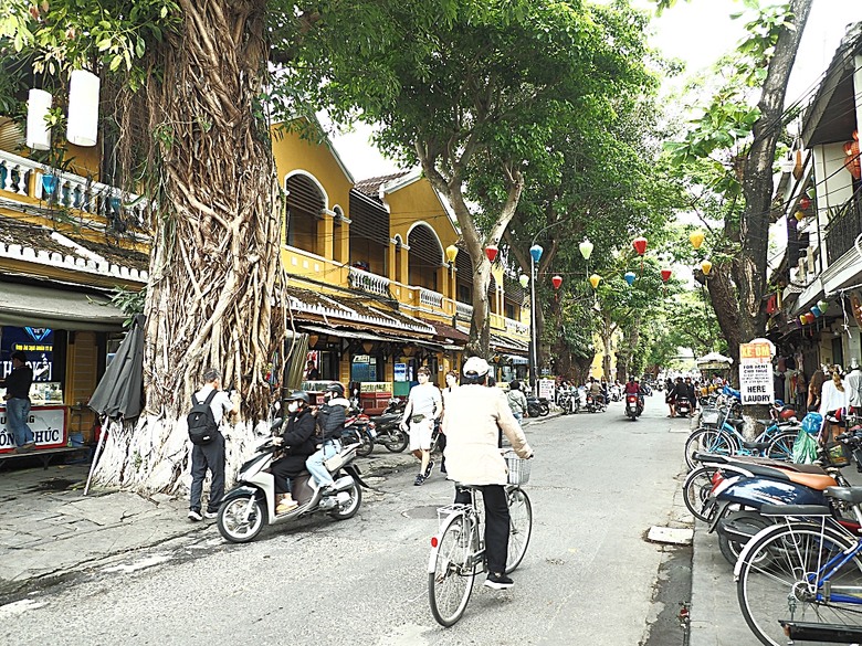 會安古鎮 (來遠橋、Faifo Coffee、華人會館群)、會安夜市、在地美食HOME Hoi An 餐廳、秋盆河乘船放水燈 — 2025年越南峴港、會安、美山、順化、巴拿山 — 聯合國世界文化遺產及遊樂園之六日悠遊 第一回