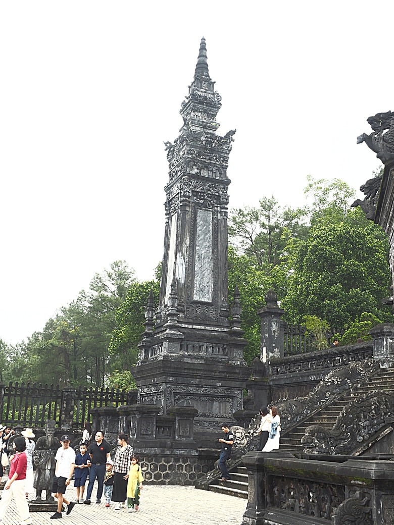 順化皇城(Kinh thành Huế)、啟定皇陵(Lăng Khải Định)、靈姥寺(天姥寺) (Chùa Thiên Mụ)、線香民俗文化村(Incense Village)、皇帝宮廷宴，附掛峴港 AU LAC BEACH海鮮餐廳 — 2025年越南峴港、會安、美山、順化、巴拿山太陽世界六日歷史文化及遊樂園之旅 第五回