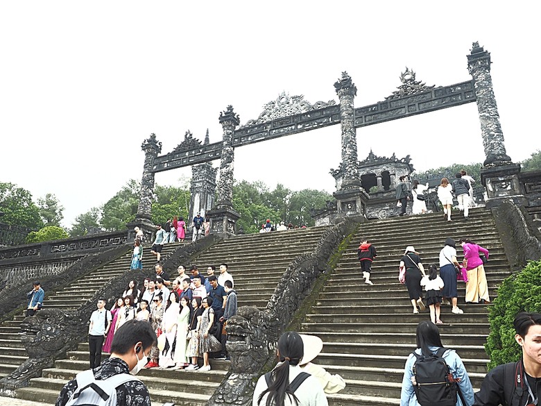 順化皇城(Kinh thành Huế)、啟定皇陵(Lăng Khải Định)、靈姥寺(天姥寺) (Chùa Thiên Mụ)、線香民俗文化村(Incense Village)、皇帝宮廷宴,附掛峴港 AU LAC BEACH海鮮餐廳 — 2025年越南峴港、會安、美山、順化、巴拿山太陽世界六日歷史文化及遊樂園之旅 第五回