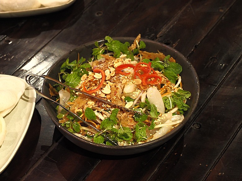 會安古鎮 (來遠橋、Faifo Coffee、華人會館群)、會安夜市、在地美食HOME Hoi An 餐廳、秋盆河乘船放水燈 — 2025年越南峴港、會安、美山、順化、巴拿山 — 聯合國世界文化遺產及遊樂園之六日悠遊 第一回