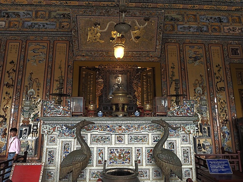 順化皇城(Kinh thành Huế)、啟定皇陵(Lăng Khải Định)、靈姥寺(天姥寺) (Chùa Thiên Mụ)、線香民俗文化村(Incense Village)、皇帝宮廷宴,附掛峴港 AU LAC BEACH海鮮餐廳 — 2025年越南峴港、會安、美山、順化、巴拿山太陽世界六日歷史文化及遊樂園之旅 第五回