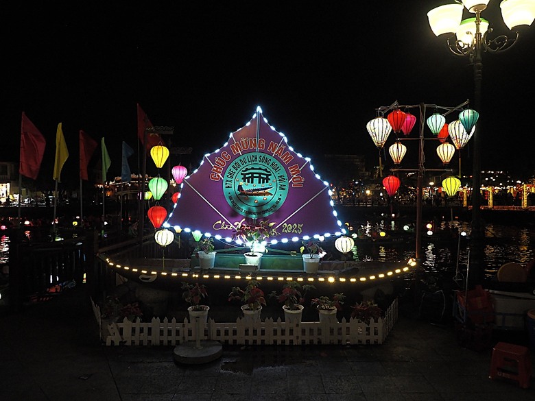 會安古鎮 (來遠橋、Faifo Coffee、華人會館群)、會安夜市、在地美食HOME Hoi An 餐廳、秋盆河乘船放水燈 — 2025年越南峴港、會安、美山、順化、巴拿山 — 聯合國世界文化遺產及遊樂園之六日悠遊 第一回